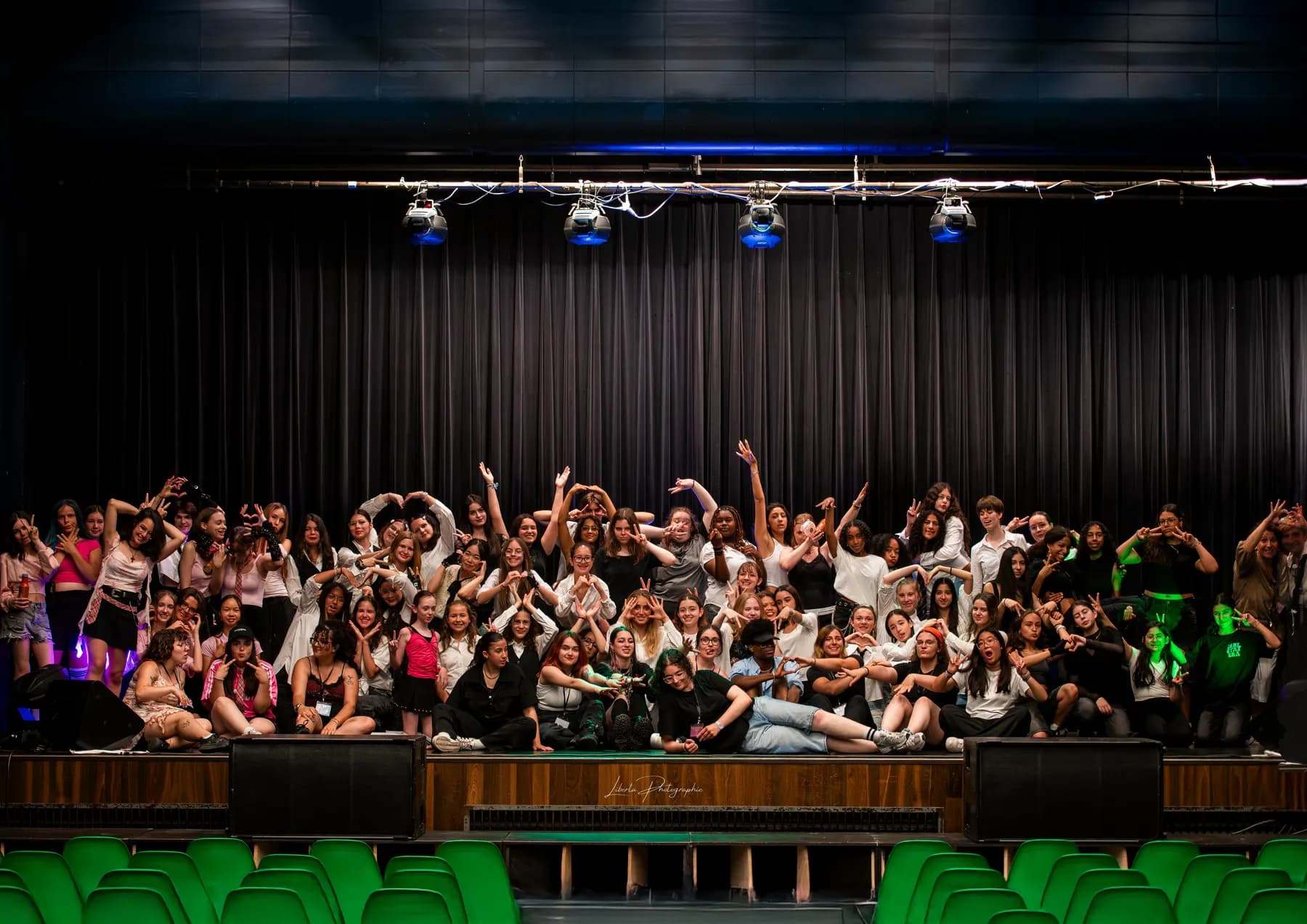 Toutes les Teams réunies sur scène à la fin du spectacle annuel